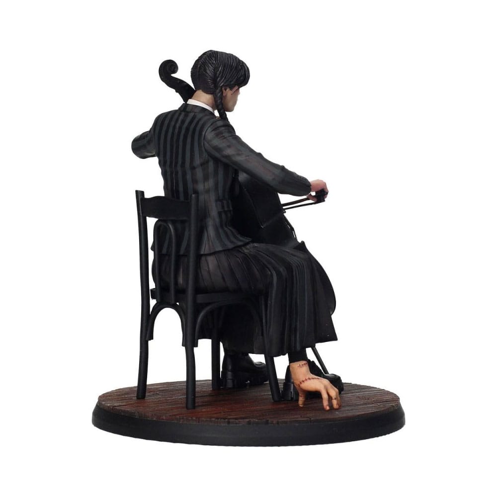 Wednesday Addams Figur mit Cello - Magische Szene aus Nevermore