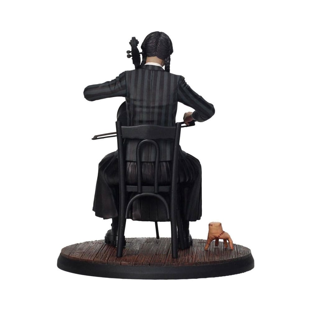 Wednesday Addams Figur mit Cello - Magische Szene aus Nevermore