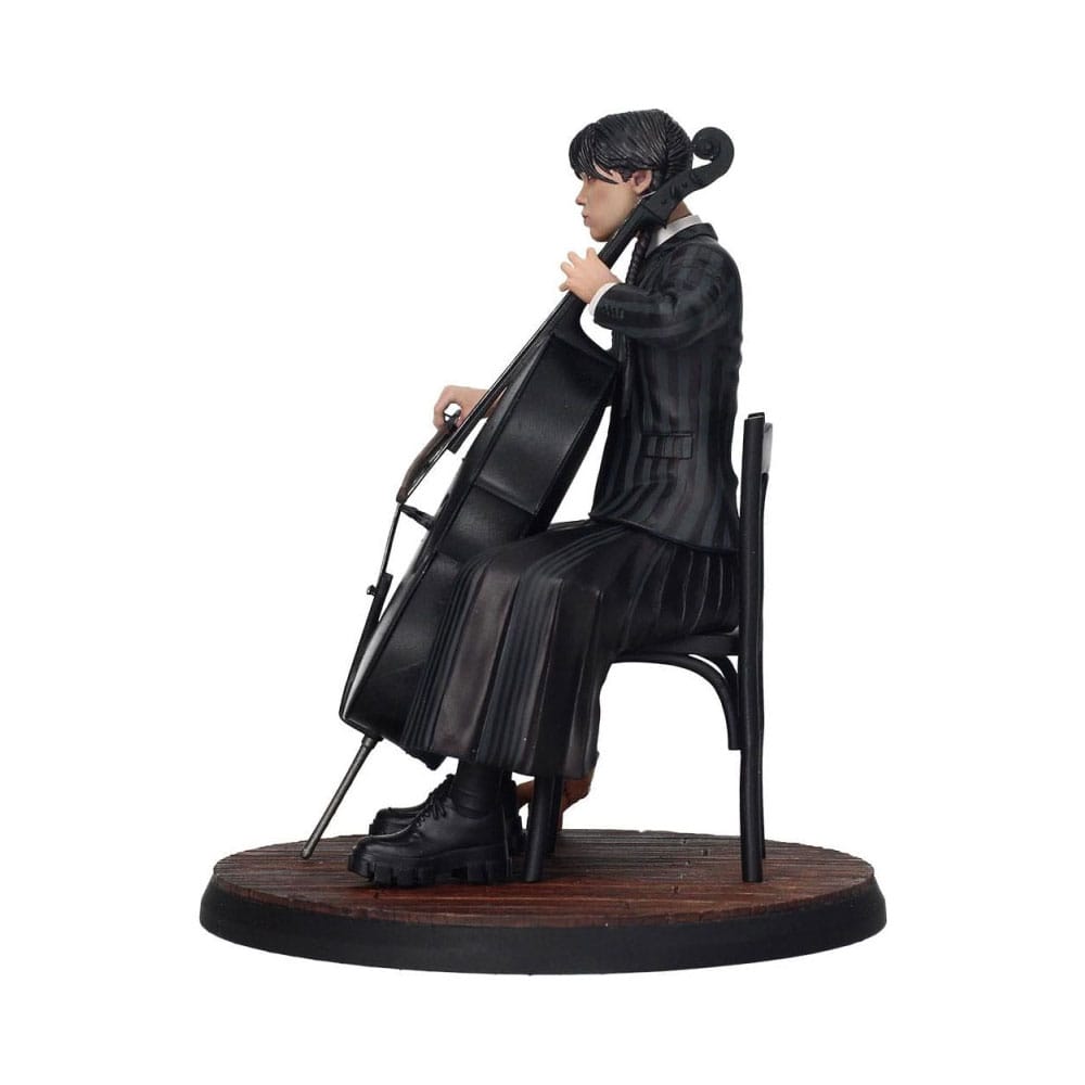 Wednesday Addams Figur mit Cello - Magische Szene aus Nevermore