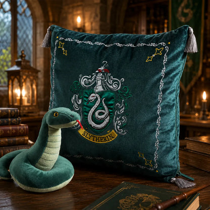 Przytulna poduszka Slytherin z pluszową figurką – magia, na której można się oprzeć