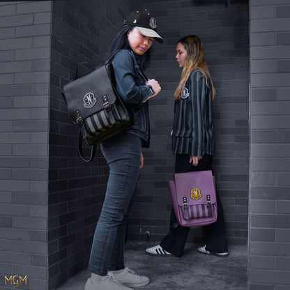Mysteriöser Nevermore Rucksack in Violett für Wednesday-Fans