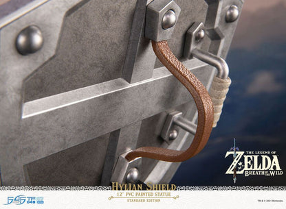 Links Hylia-Schild als Statue aus The Legend of Zelda