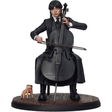 Wednesday Addams Figur mit Cello - Magische Szene aus Nevermore