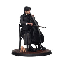 Wednesday Addams Figur mit Cello - Magische Szene aus Nevermore