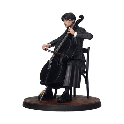Wednesday Addams Figur mit Cello - Magische Szene aus Nevermore